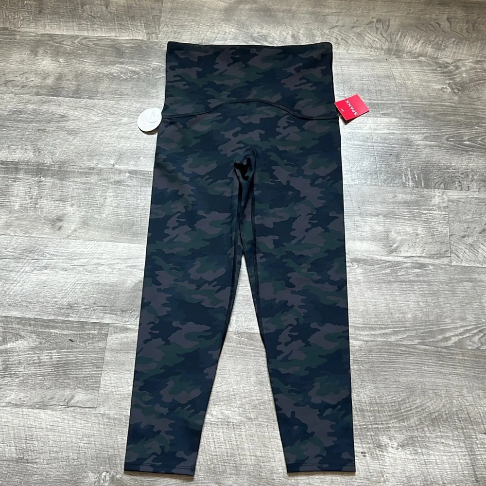 #235. NWT. SPANX Booty Boost 7/8 Printed Camo Leggings - Picture 3 of 13